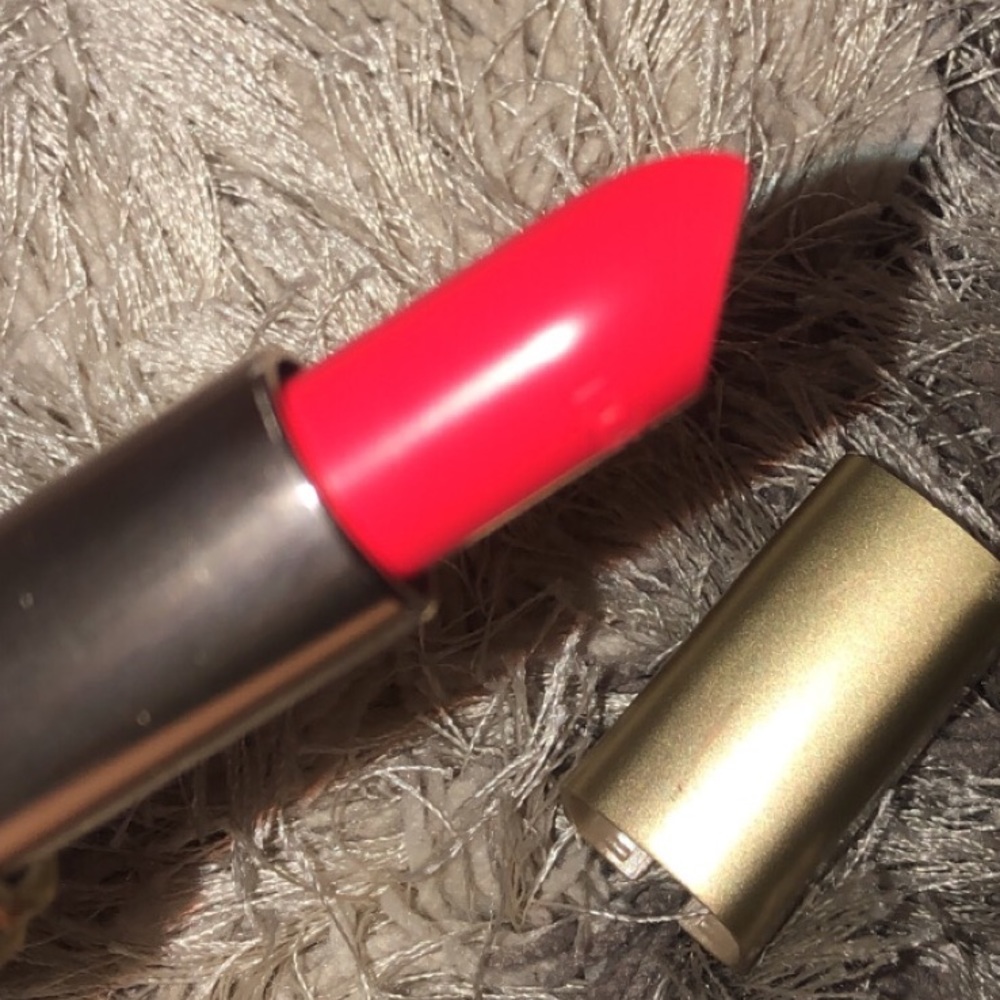 L’ORÉAL LIPSTICK (260 RASPBERRY RUSH) 👄